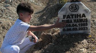 Depremde enkaz altında kalan minik Ahmet, annesi ve kardeşleri için dua etmeye devam ediyor