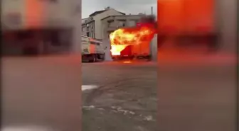 SULTANGAZİ'de Park Halindeki Kamyonun Kasasında Yangın Çıktı