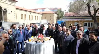 Niğde'de protokol vatandaşla bayramlaştı