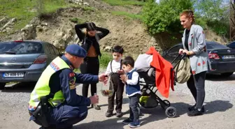 Şırnak'ta jandarma, sınır noktalarında vatandaşın bayramını kutladı