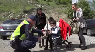 Şırnak'ta jandarma, sınır noktalarında vatandaşın bayramını kutladı