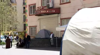 Terör mağduru aileler bayramda da HDP binası önünde evlatlarının yolunu gözlüyor