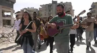 Antakya'da Müzisyenler Şarkılar Eşliğinde Yürüdü: 'Bu Şehrin Yeniden Kurulmasında Biz de Varız Diyoruz. Antakya'yı Bırakmayacağız'