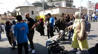 Bayram nedeniyle vatandaşlar Taksim'e akın etti