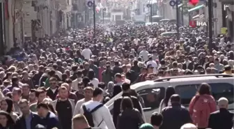 Bayram nedeniyle vatandaşlar Taksim'e akın etti