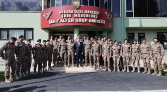 Cumhurbaşkanı Yardımcısı Oktay, özel harekat polisleriyle bayramlaştı