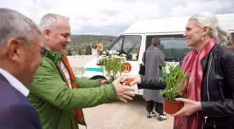 Belediye Başkanı V. Melek Mızrak Subaşı, Şehir Mezarlığı Ziyaretçilerine Çiçek Takdim Etti