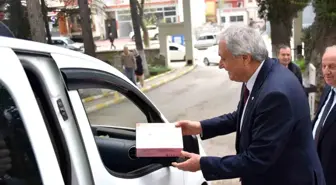 Mezarlık ziyaretine gelen vatandaşların bayramını kutladı