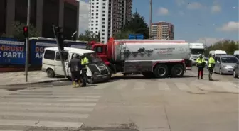 Kilis'te freni boşalan tanker 3 araca çarptı