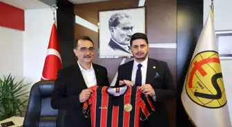 Bakan Dönmez Eskişehirspor'u ziyaret etti