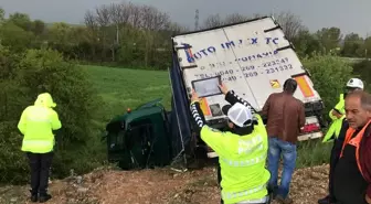 Edirne'de kayganlaşan yolda tır tarlaya uçtu: 1 yaralı