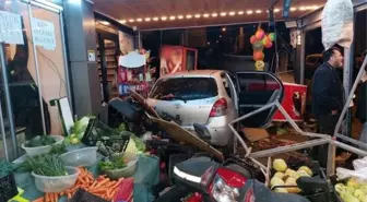 Hızla gelen otomobil bir dükkanın manav reyonuna mermi gibi girdi! 1'i ağır 2 kişi yaralandı