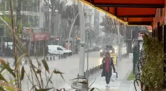 İstanbul'da gök gürültülü sağanak etkili oldu! Cadde ve sokaklarda su birikintisi oluştu