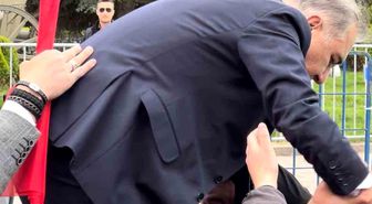 Milletvekili adayı miting alanına girmek için bariyerlerin üzerine çıktı