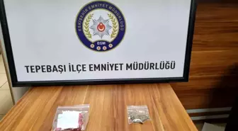 7 Suçtan aranan 2 şahıs uyuşturucu madde ile yakayı ele verdi