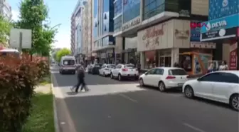DİYARBAKIR'DA SOKAKTA SİLAHLI KAVGA 1 YARALI