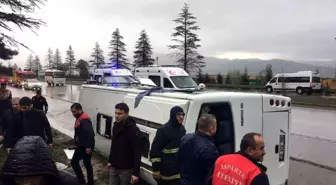 Isparta'da servis aracı devrildi: 17 yaralı