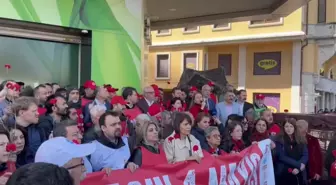 1 Mayıs 1977'de Taksim Meydanı'nda Katledilenler Anıldı. Şişhane'ye Yürüyüş Polis Barikatıyla Engellendi
