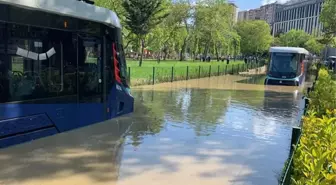 Eyüpsultan'da su borusu patladı, tramvaylar mahsur kaldı