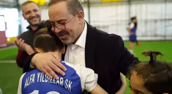 İstanbul 3. bölge Milletvekili adayı Dalkılıç, minik futbolcularla maç yaptı