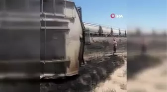 Meksika'da yük treni raydan çıktı, çalılık alan alev aldı