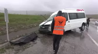Tokat'ta Yemin Töreninden Dönen Aileleri Taşıyan Minibüsle Otomobil Çarpıştı: 1 Ölü, 5 Yaralı
