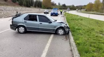 Amasya'da otomobil bariyerlere çaptı: 2 yaralı