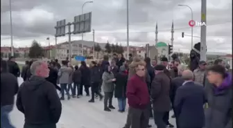 Kavşağa siyah çelenk koyup trafik kazalarını protesto ettiler