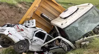Çarpışan kamyon ile otomobil şarampole yuvarlandı: 3 yaralı
