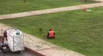 Kağıt toplayıcısı sağanak yağmurda namaz kıldı