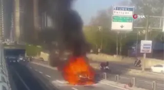 Sarıyer'de seyir halindeki araç alev alev yandı