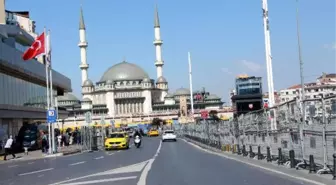 1 Mayıs için Taksim Meydanı'na demir bariyerler yerleştirildi