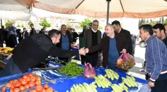 Başkan Çelik, semt pazarında alışveriş yaptı