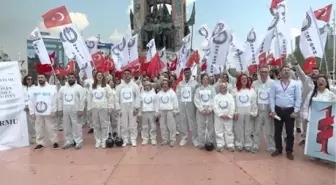 1 Mayıs'ta Taksim Meydanı'nda sendikalar çelenk bıraktı