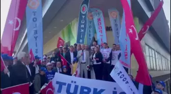 Türk-İş 1 Mayıs'ta Taksim Cumhuriyet Anıtı'na çelenk sundu