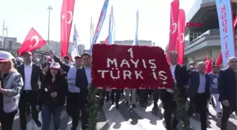 TÜRK-İŞ VE SİME-SEN TAKSİM MEYDANI'NA ÇELENK BIRAKTI