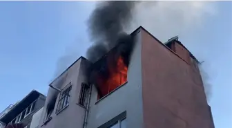 Beyoğlu'nda 4 Katlı Binanın Çatı Katında Yangın Çıktı