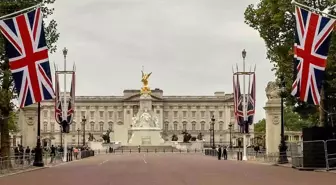 Buckingham Sarayı önünde silahlı olduğu şüphesiyle bir kişi gözaltına alındı