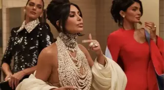 Kim Kardashian'dan iddialı seçim! Göğüslerini inci kolyelerle kamufle etti