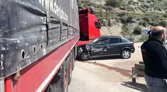 Karabük'te Tır ve Otomobil Çarpıştı: 2 Yaralı