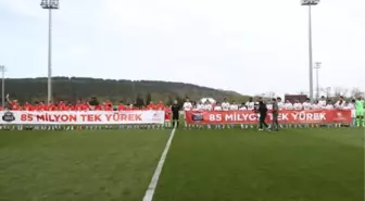 Bakan Kurum ve futbolcular depremzede çocuklarla maç yaptı