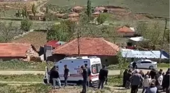 Cenaze çıkışı kabusu yaşadılar: Otomobil kalabalığa daldı, 6 kişi yaralandı