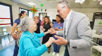 Gaziemir Belediyesi Alzheimer Demans Merkezi'nde hastalara hizmet veriyor