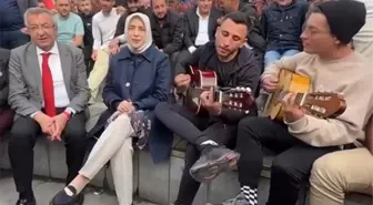 AK Partili Özlem Zengin ile CHP'li Engin Altay gençlerle birlikte 'Gesi Bağları' türküsünü söyledi