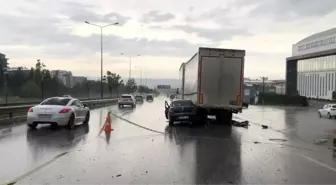 Bursa'da feci kaza, otomobil tıra ok gibi saplandı: 2 yaralı