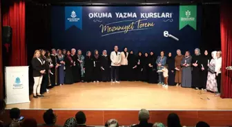 Okuma yazma öğrenen Başakşehirli kadınlar sertifikalarını aldı