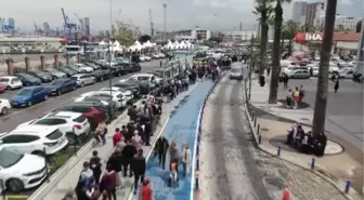 Yağmurlu havaya rağmen TCG Anadolu'ya İzmir'de yoğun ilgi