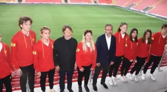 Gençlik ve Spor Bakanı Mehmet Kasapoğlu Göztepe'yi ziyaret etti