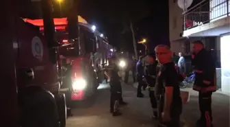 Müstakil evde çıkan yangında 2 kişi dumandan etkilendi, muhabbet kuşu kafesinde telef oldu