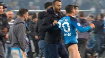 Tarihi şampiyonluğun ardından sahaya inen bir grup taraftar, Napoli'nin yıldız futbolcusu Zielinski'nin şortunu çıkarıp aldı